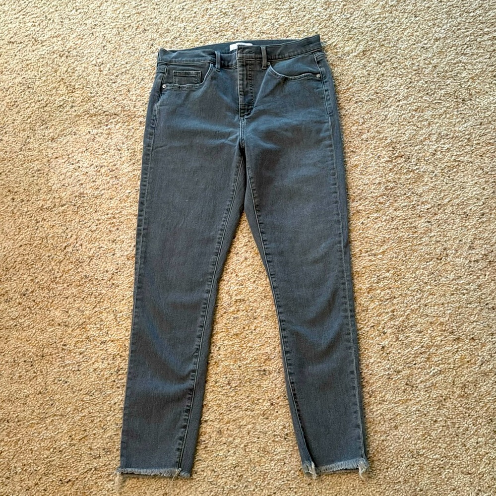 LOFT grey skinny-cropped jeans. Size 8.